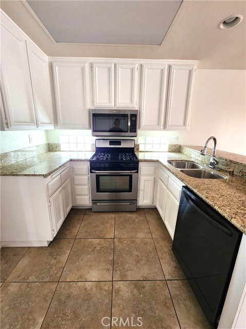 950 La Palma Circle, Corona CA: https://media.crmls.org/medias/58dd7021-4d4e-4085-b2da-57dafdea9472.jpg