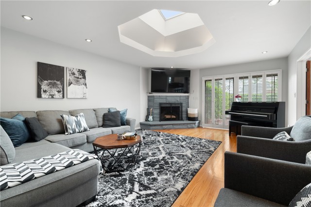 6860 E Roxanne Way, Long Beach CA: https://media.crmls.org/medias/58dd8e52-56d6-437f-be74-a5d4d5194b1c.jpg