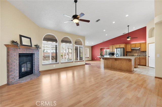 Detail Gallery Image 10 of 69 For 19501 Kinai Rd, Apple Valley,  CA 92307 - 4 Beds | 2/1 Baths