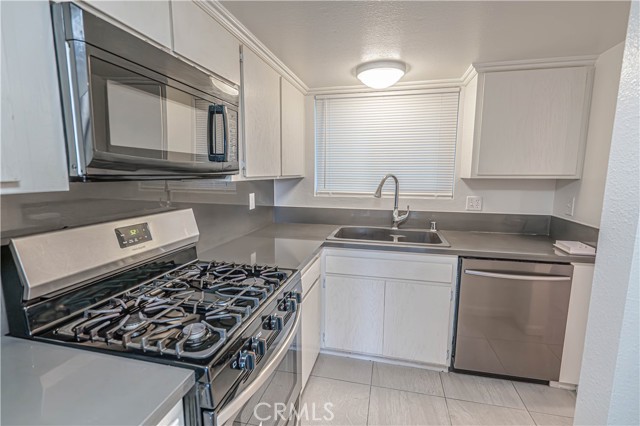 Detail Gallery Image 3 of 12 For 17847 Beneda Ln #19,  Canyon Country,  CA 91351 - 2 Beds | 2 Baths