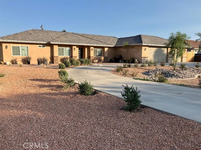 13207 El Rio Road, Victorville CA: https://media.crmls.org/medias/58e11550-1732-4615-b71f-508c27fb97ac.jpg