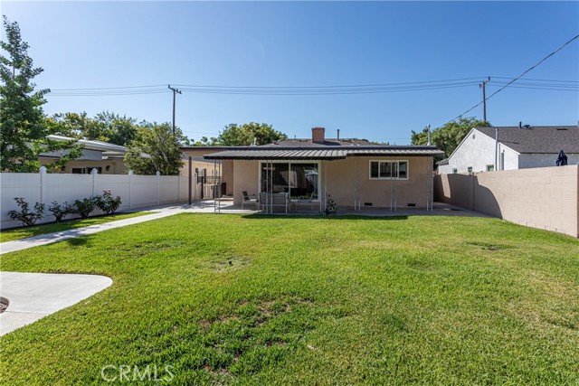 2219 W Clark Avenue, Burbank CA: https://media.crmls.org/medias/58e14b83-9d58-4496-b21a-e04fcab051a1.jpg