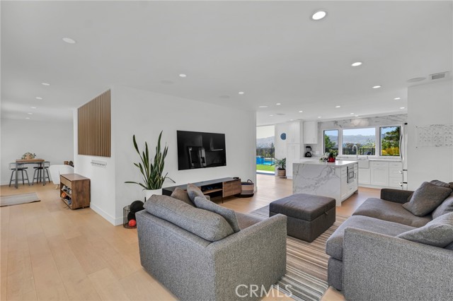 23241 Aetna Street, Woodland Hills CA: https://media.crmls.org/medias/58e3a737-e5f3-4a70-be63-09afbf9cbd1d.jpg