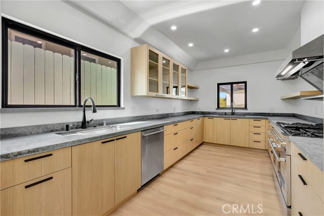 Detail Gallery Image 36 of 72 For 1145 S Longwood, Los Angeles,  CA 90019 - 4 Beds | 3 Baths