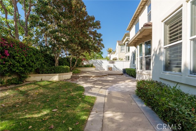 6471 Frampton Circle, Huntington Beach CA: https://media.crmls.org/medias/58e4efc2-258c-4bdd-8f3c-9c85112aa205.jpg