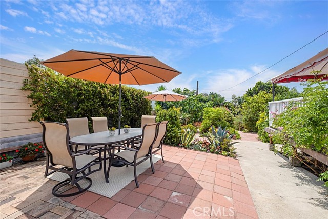 555 Through Street, Laguna Beach CA: https://media.crmls.org/medias/58e5a93e-14d4-4813-badc-fbfbcc8bc17a.jpg
