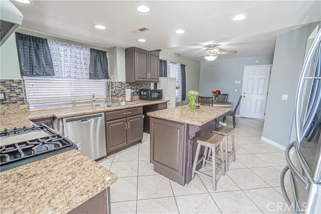 Detail Gallery Image 11 of 48 For 28076 Wildwind Dr, Canyon Country,  CA 91351 - 4 Beds | 3 Baths