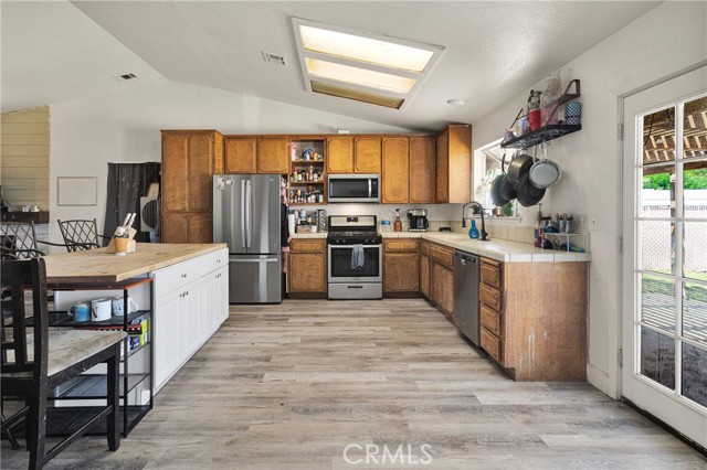 27818 Hummingbird Lane, Helendale CA: https://media.crmls.org/medias/58e6e44d-7241-407e-b8ed-3e83a2ef2ce3.jpg