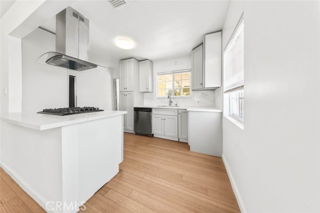 Detail Gallery Image 9 of 52 For 19148 Saticoy St, Reseda,  CA 91335 - 3 Beds | 2 Baths