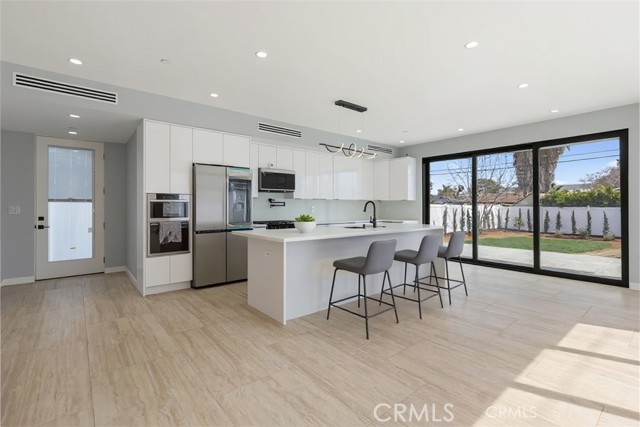6830 N Lubao Avenue, Winnetka CA: https://media.crmls.org/medias/58edf98f-6f4e-408e-98db-c64575b5a3d8.jpg