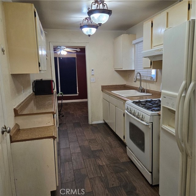 3928 La Crescenta Avenue, Glendale CA: https://media.crmls.org/medias/58f0a580-4e73-4f14-a39b-5bf36b1b7f86.jpg