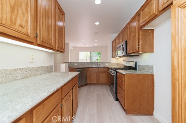 825 Yorkshire, Irvine CA: https://media.crmls.org/medias/58f33ebd-a459-429f-be6e-de4aeae5ae61.jpg