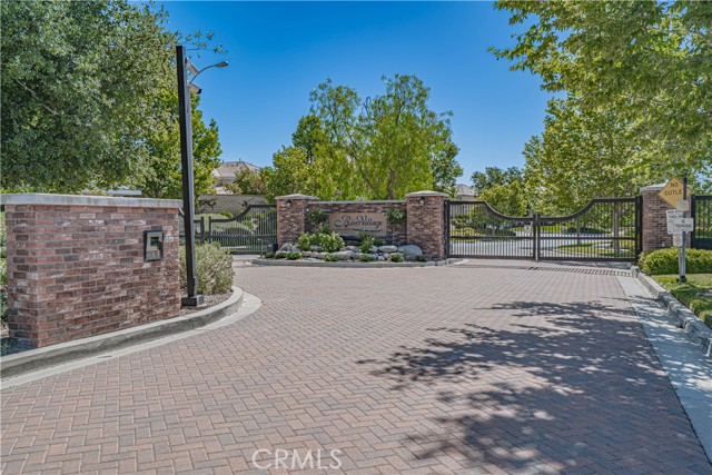22348 Driftwood Court, Saugus CA: https://media.crmls.org/medias/58fe0676-acfd-43af-97de-a92c5c80a767.jpg