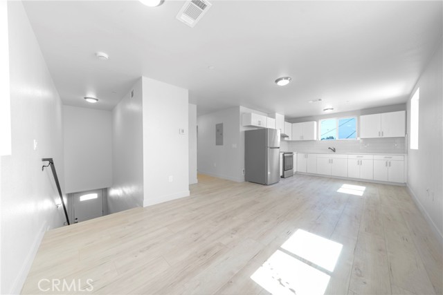 Detail Gallery Image 5 of 11 For 236 1/2 W 84th, Los Angeles,  CA 90003 - 5 Beds | 3 Baths