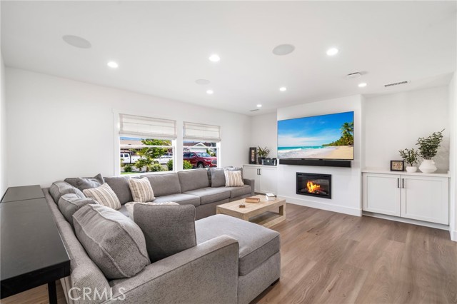 Detail Gallery Image 6 of 45 For 17551 Griffith, Huntington Beach,  CA 92649 - 4 Beds | 3 Baths