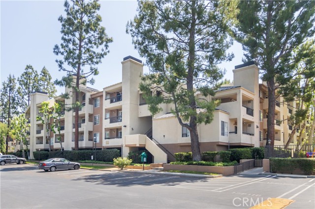 Detail Gallery Image 1 of 21 For 21500 Burbank Blvd #126,  Woodland Hills,  CA 91367 - 1 Beds | 1 Baths