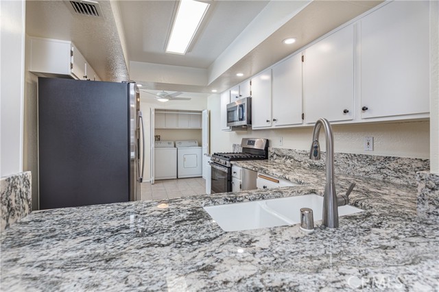 Detail Gallery Image 14 of 44 For 230 Bethany Rd #306,  Burbank,  CA 91504 - 2 Beds | 2 Baths