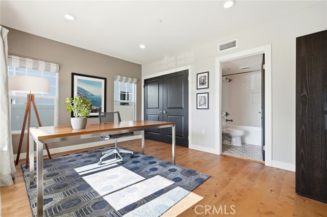 Detail Gallery Image 10 of 57 For 2311 W Clark Ave, Burbank,  CA 91506 - 4 Beds | 4/1 Baths