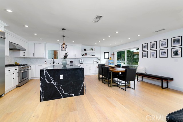 2111 Vista Entrada, Newport Beach CA: https://media.crmls.org/medias/5908723e-c393-4056-b0f7-443a02d7d623.jpg