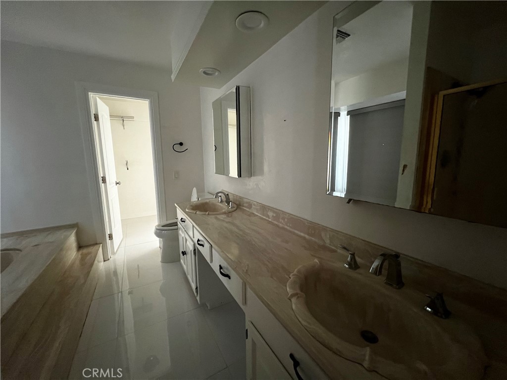 https://media.crmls.org/medias/590991ba-85e3-4cd1-af29-5b741716313b.jpg?preset=X-Large