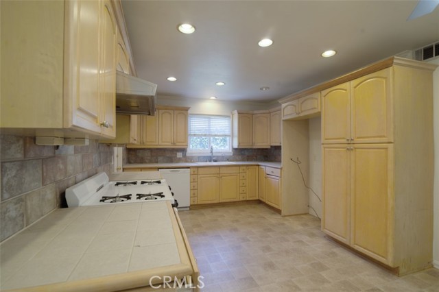 6112 Shields Drive, Huntington Beach CA: https://media.crmls.org/medias/590a6643-89fe-44d7-9b5e-95411ad08cd9.jpg