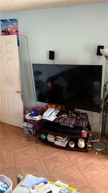 132 W 80th Street, Los Angeles CA: https://media.crmls.org/medias/590d64b3-b8f4-4bcc-83ce-d7e80de52324.jpg