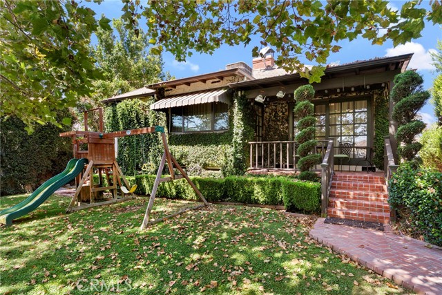 1046 E Grinnell Drive, Burbank CA: https://media.crmls.org/medias/590d6fca-30ff-4575-894b-13b91bf5a505.jpg