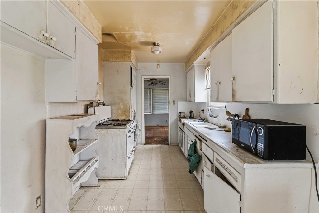 https://media.crmls.org/medias/591360f3-acc6-432c-9456-876c3b8f5c46.jpg?preset=X-Large