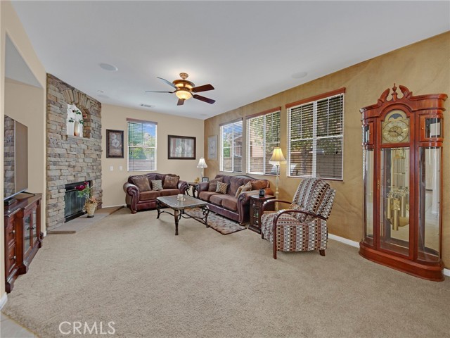 20361 Julia Lane, Saugus CA: https://media.crmls.org/medias/591614dc-44b5-46c2-8980-00abe853860d.jpg