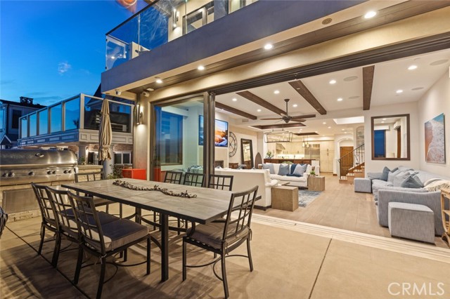 310 E Oceanfront, Newport Beach CA: https://media.crmls.org/medias/5917347f-7dd5-4b07-b825-b8e8c23f3b07.jpg