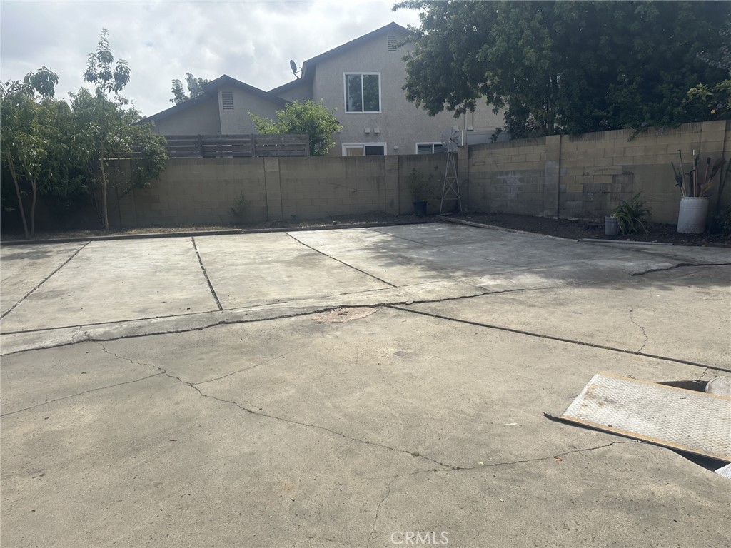 https://media.crmls.org/medias/591a15e9-6d85-4096-8761-a710629524f8.jpg?preset=X-Large