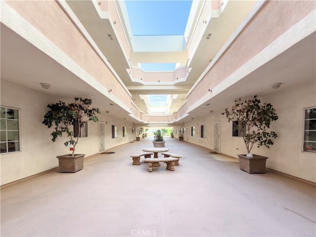 https://media.crmls.org/medias/591b5e9d-1101-4ac7-8e54-41da96ba7335.jpg?preset=X-Large