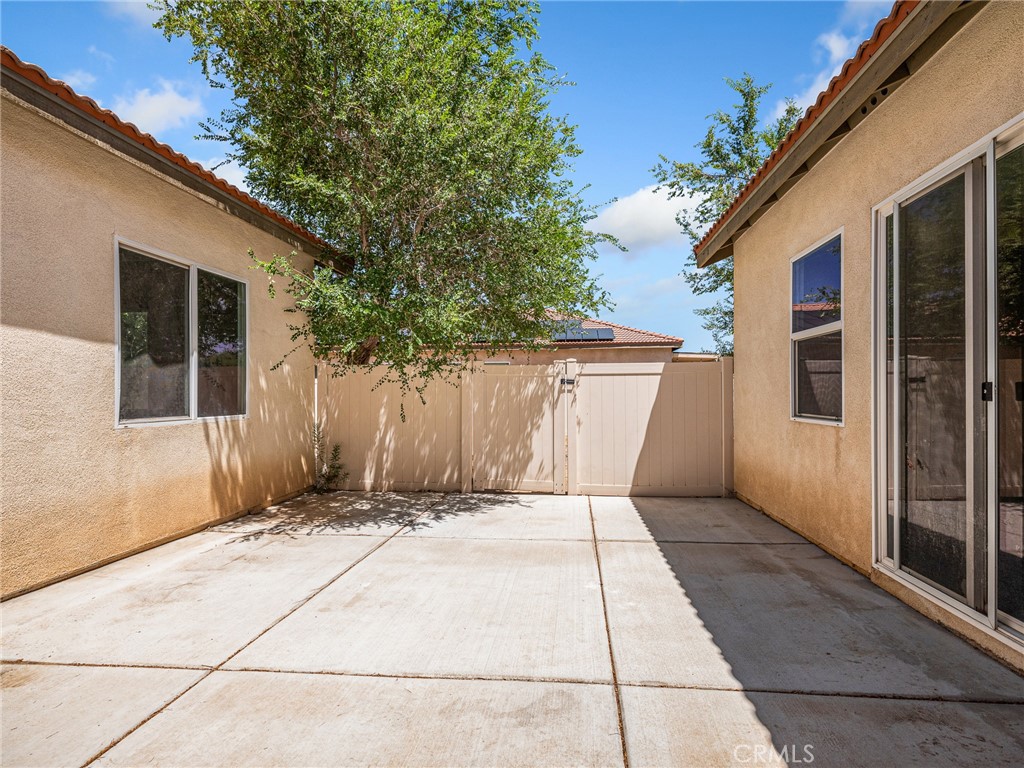 https://media.crmls.org/medias/591d640b-09b4-49a9-8719-a1e967240e15.jpg?preset=X-Large