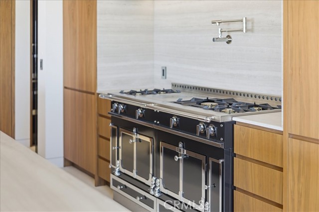 101 N Poinsettia Avenue, Manhattan Beach CA: https://media.crmls.org/medias/591d658b-836e-485e-905f-9387e19027e1.jpg