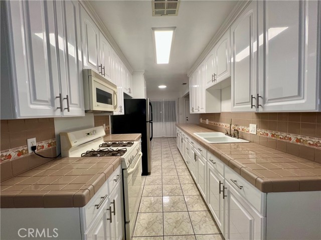 17002 S Catalina Avenue, Gardena CA: https://media.crmls.org/medias/591fedc2-570d-4111-8b5b-6c326e585107.jpg
