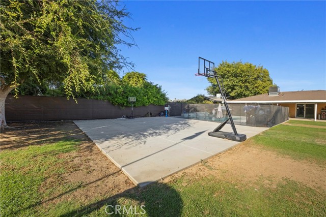 2105 Jason St, Bakersfield CA: https://media.crmls.org/medias/59223603-37fe-4a21-8d8c-b218c9e2ae18.jpg