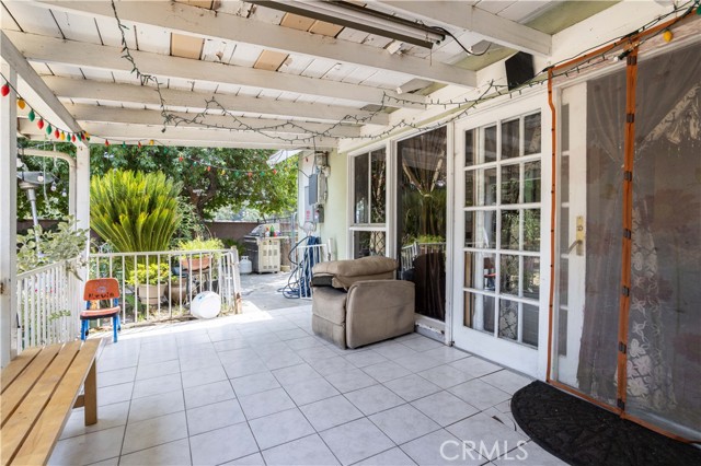 6402 Graves Avenue, Van Nuys CA: https://media.crmls.org/medias/59258c70-d408-4b6a-88a7-5ee0b9929c31.jpg