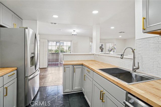 Detail Gallery Image 15 of 45 For 11300 Foothill Blvd #97,  Sylmar,  CA 91342 - 3 Beds | 2/1 Baths