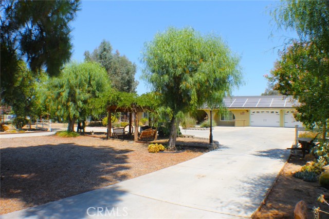 U Shaped Driveway makes Large Vehicles and Horse Trailers maneuverable.