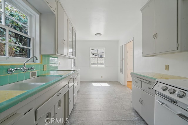 1327 S Burnside Avenue, Los Angeles CA: https://media.crmls.org/medias/592906ff-c578-4d38-bfac-14b0fb8b875f.jpg