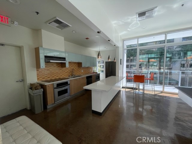 Detail Gallery Image 11 of 23 For 645 W 9th St #303,  Los Angeles,  CA 90015 - 2 Beds | 2 Baths