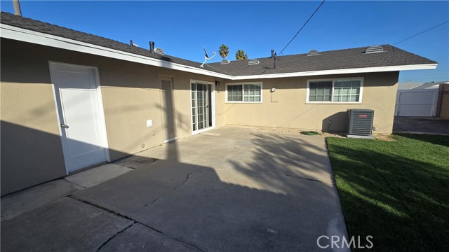 Detail Gallery Image 15 of 17 For 18271 Roberta, Huntington Beach,  CA 92646 - 4 Beds | 2 Baths