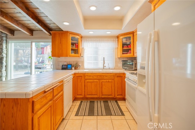 ADDITIONAL VIEW OF THE KITCHEN AND APPLIANCES.