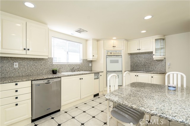 Detail Gallery Image 8 of 50 For 251 N Whitnall, Burbank,  CA 91505 - 4 Beds | 3 Baths