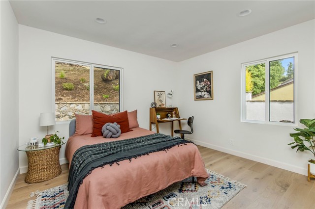 Detail Gallery Image 15 of 21 For 4057 Woodcliff Rd, Sherman Oaks,  CA 91403 - 3 Beds | 2/1 Baths
