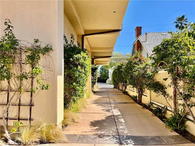 Detail Gallery Image 5 of 65 For 227 S Helberta Ave #B,  Redondo Beach,  CA 90277 - 4 Beds | 3/1 Baths