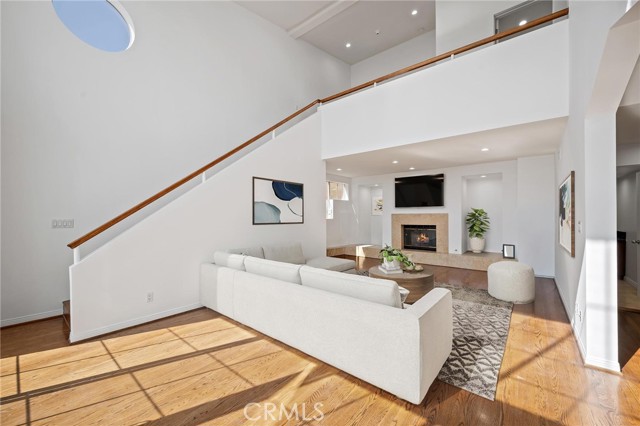 Detail Gallery Image 3 of 35 For 8246 Woodshill Trl, Los Angeles,  CA 90069 - 5 Beds | 5 Baths