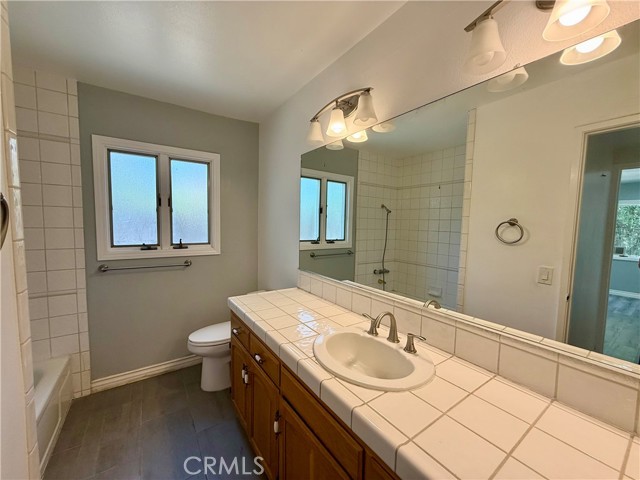 Detail Gallery Image 15 of 28 For 6618 Smoke Tree Ave, Oak Park,  CA 91377 - 4 Beds | 3 Baths