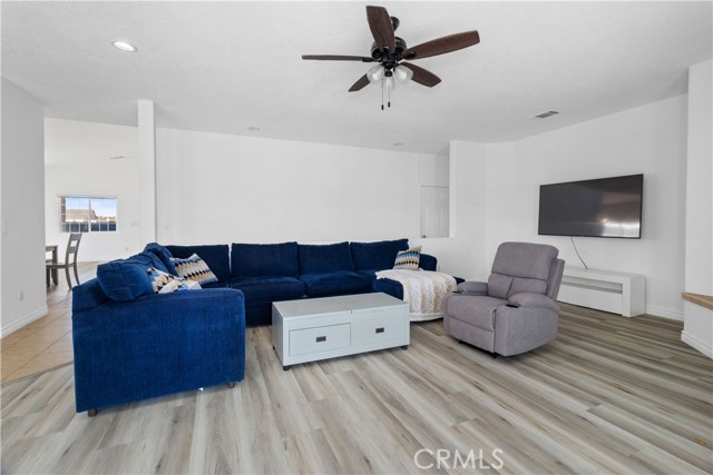 18075 Lakeview Drive, Victorville CA: https://media.crmls.org/medias/59461716-3dec-4a8b-b231-9ade6a7ead70.jpg