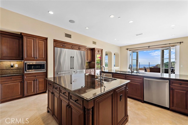27 Pacific Mist, Newport Coast CA: https://media.crmls.org/medias/594c0290-9444-4a88-ba4b-8790b543b799.jpg